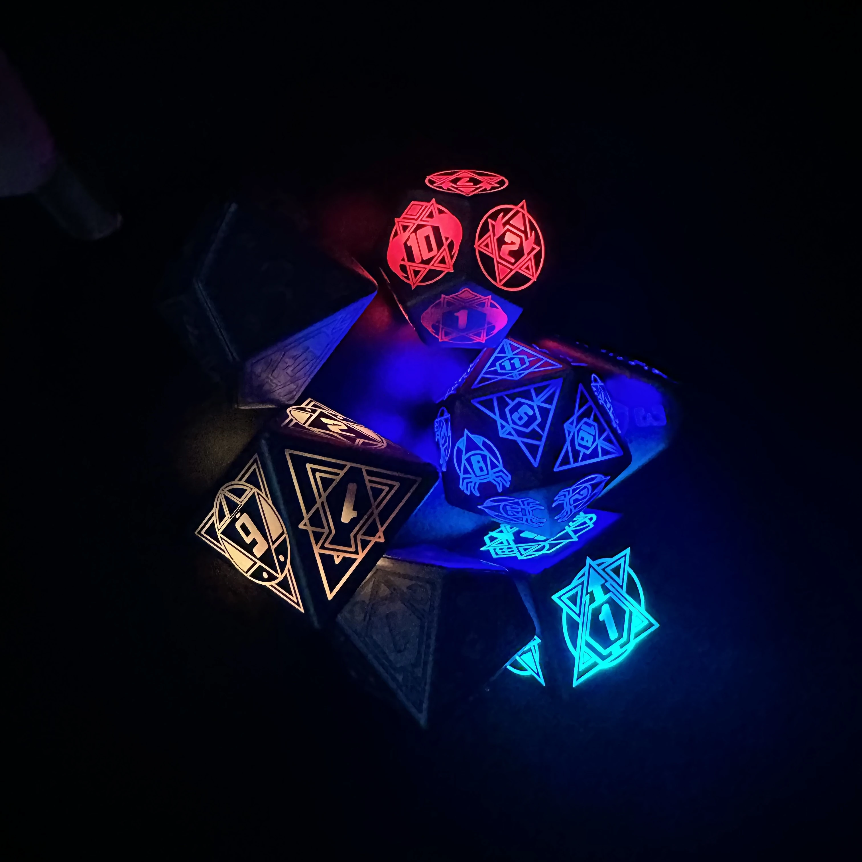 

Custom Polyhedral Dice Set OEM ODM USB Rechargeable Electric Dice with Charging Box Light Up DND Dice Wireless Charging for RPG