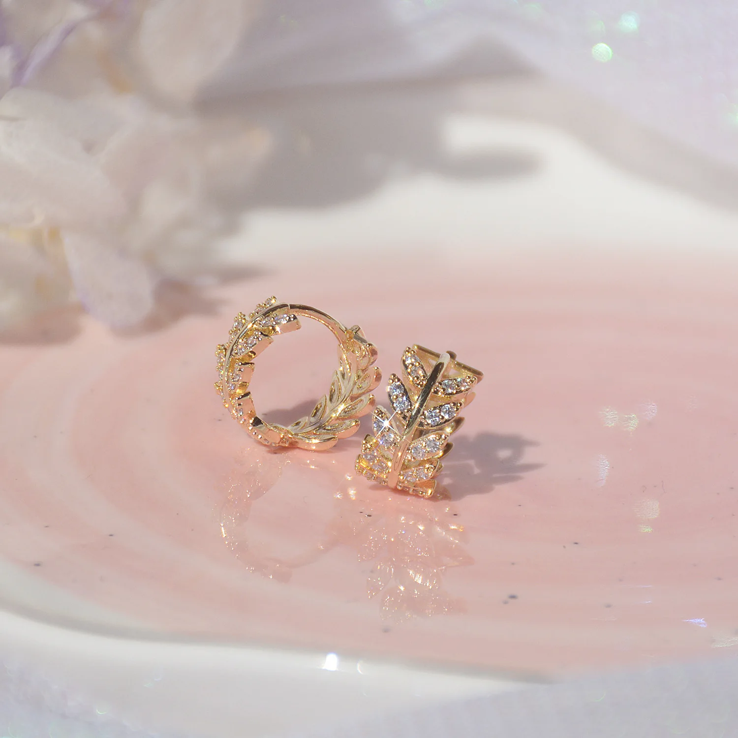 

Vershal A474 Luxury 18k Gold Plated Retro Leaf Shape Zircon Hoop Earrings Jewelry For Women