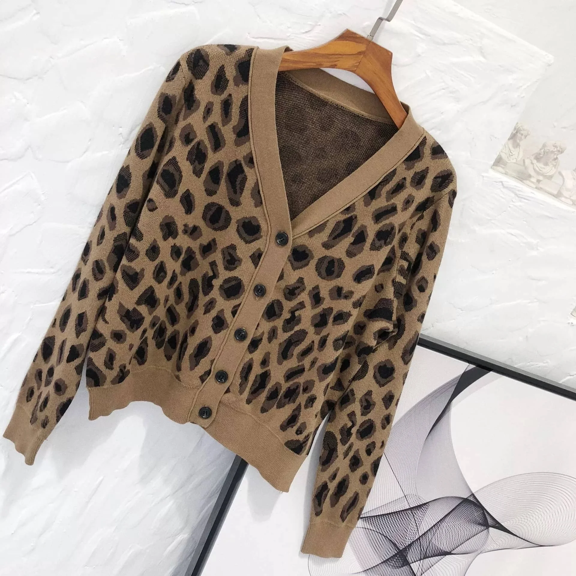 

2021 Fall And Winter V-Neck Long Sleeve Buttoned Leopard Jacquard Sweater Knitted Cardigan For Women, Picture