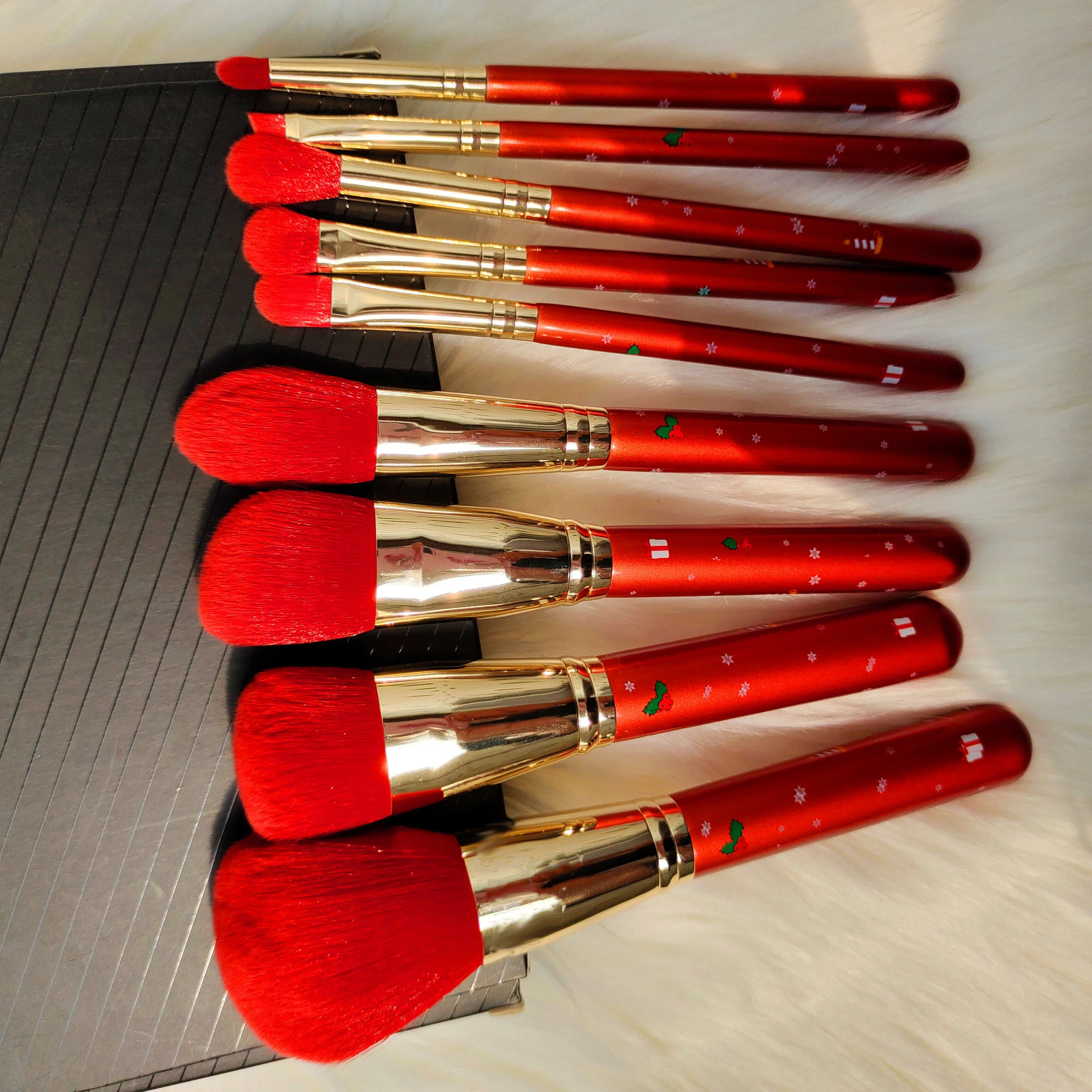

custom logo 10 pcs High class Christmas new year gift wood handle synthetic fiber makeup brushes set red makeup brushes set, 2 colors