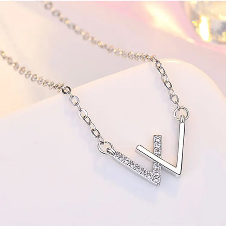 

Simple Luxury Shiny Rhinestone Silver Charm Necklace Niche Design Elegant W Initial Necklace Women