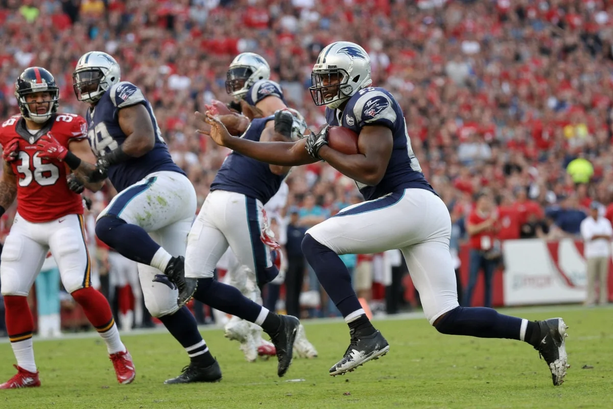 how much does a nfl football player make