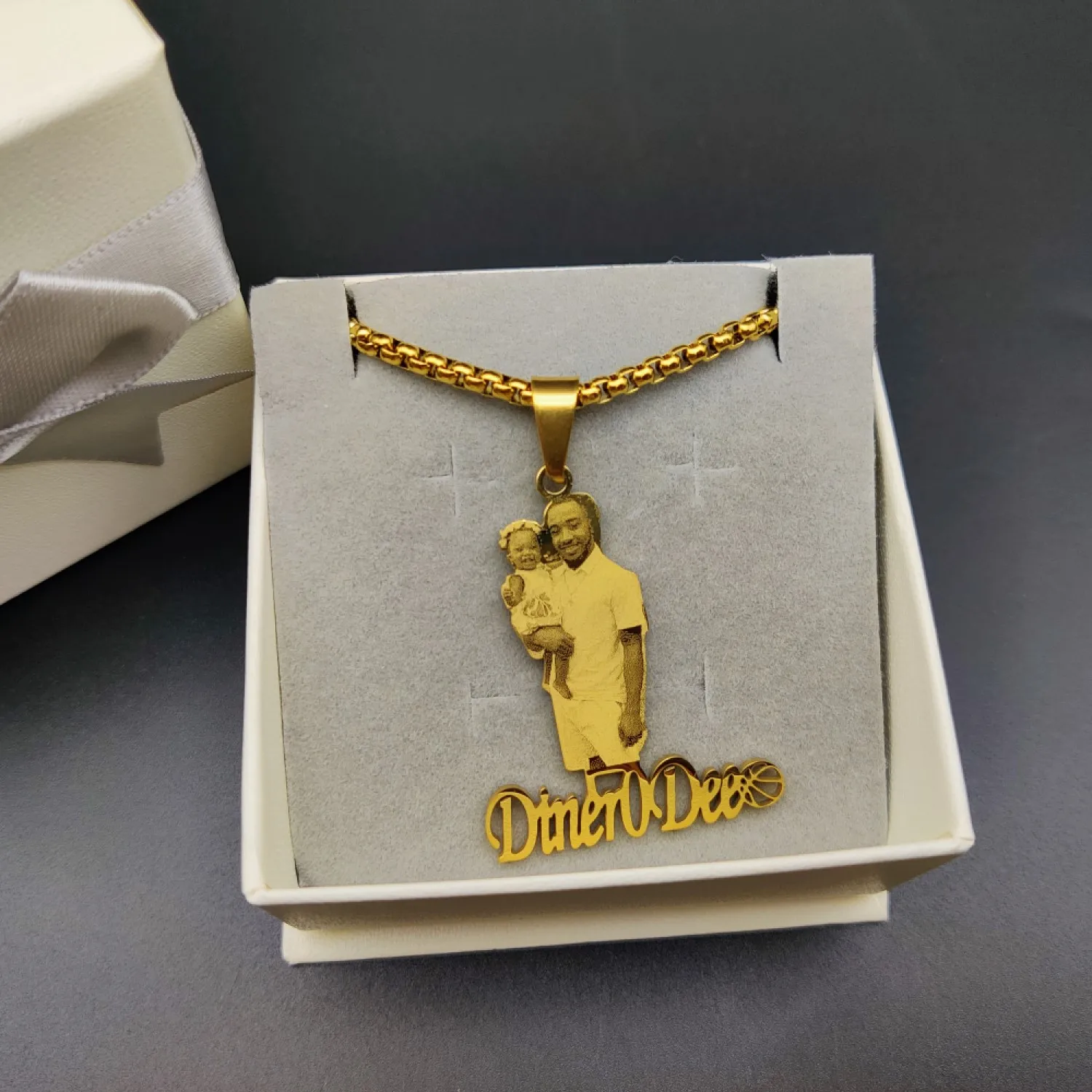 

Lateefah OEM Christmas gifts custom DIY photo gold plated stainless steel necklace name plated portrait pendant necklace, Picture