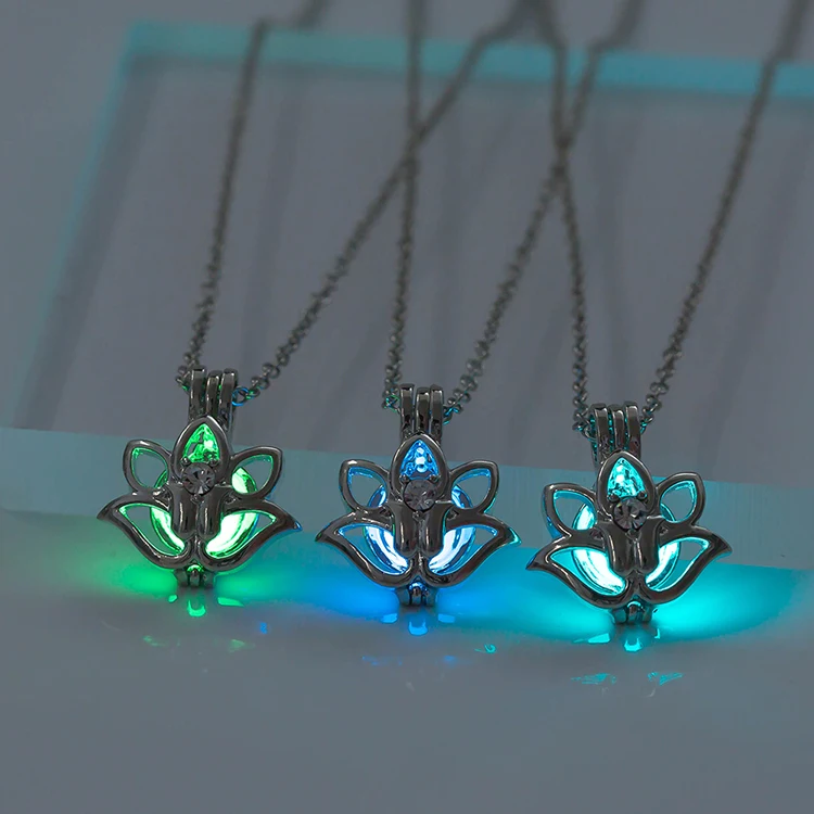 

Glow in The Dark Lotus Pendant Necklace for Women Men Fluorescent Luminous Yoga Jewelry Halloween Gift Locket Pendant Link Chain