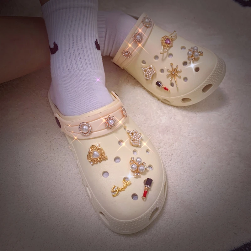 

J&H fashion dropshipping 2021 Fashion Decoration Charms Shoes Croc Luxury Charms Women Luxury Slippers