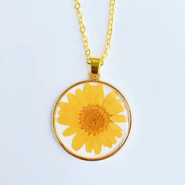 

Acrylic Epoxy Rein Necklaces Large Round Dried Chrysanthemum Flower Charm Design Pendant Latest Necklace