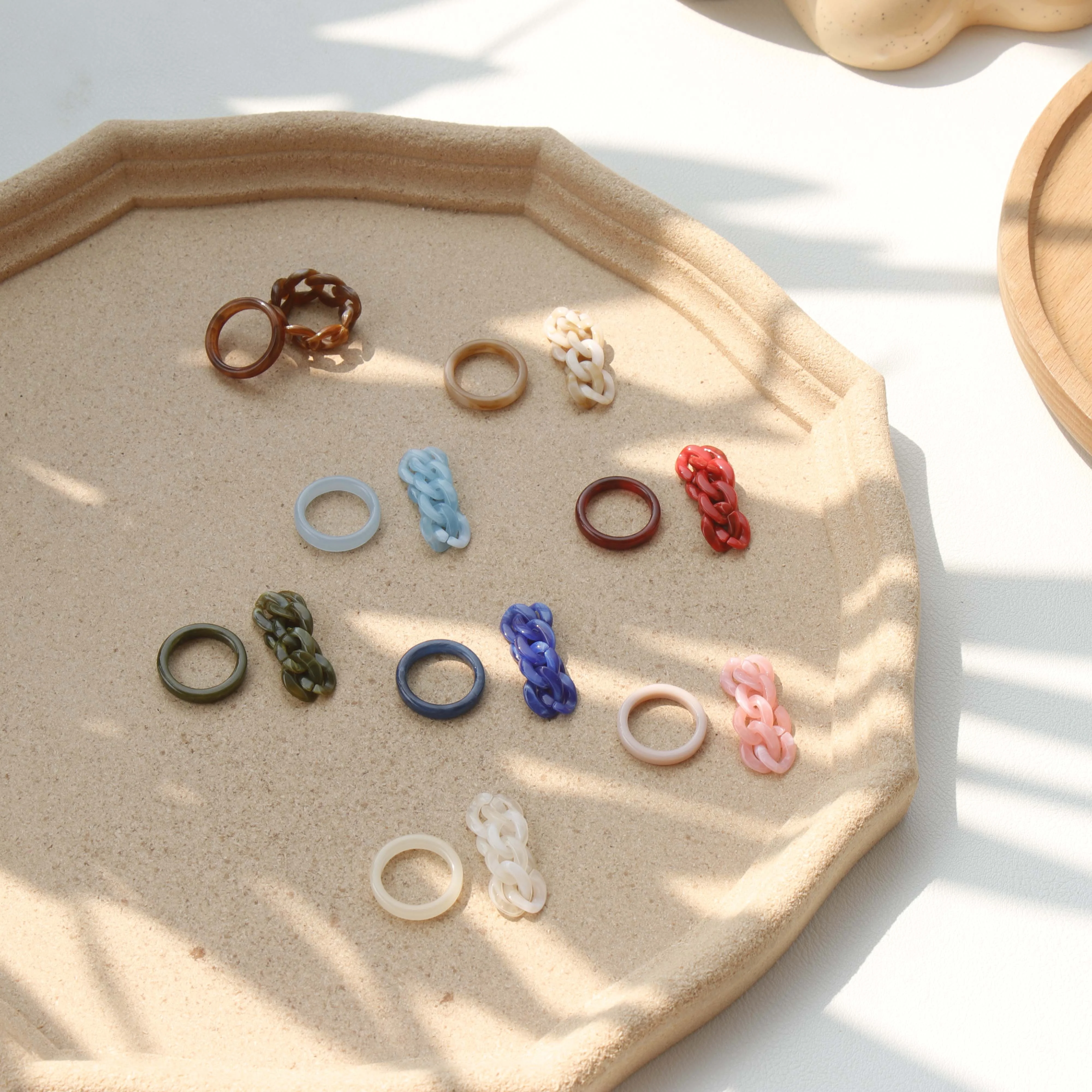 

OUYE 2021 INS Fashion clear Acrylic ring for women Simple pop art colorful Resin Ring Jewelry Wholesale link chain ring
