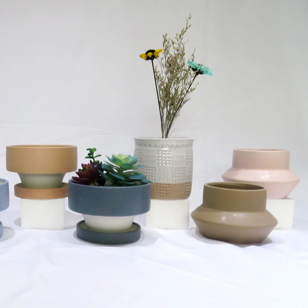 

Popular Home Nordic Decoration White/Black Spot Flat Ceramic Vases for Flower, Customized