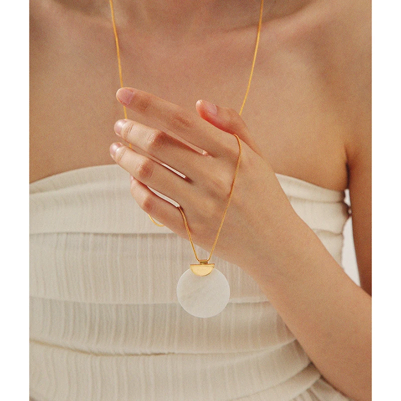

Disc Natural White Shell Pendant Necklace 18K Gold Plated Round Snake Chain Long Sweater Necklaces Women Vintage Boho Jewelry