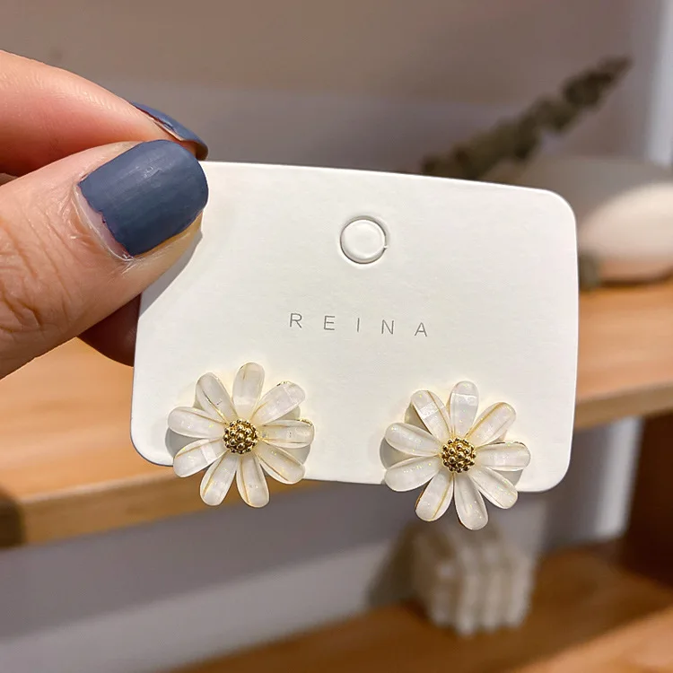 

white flower acrylic earring fashion 2020