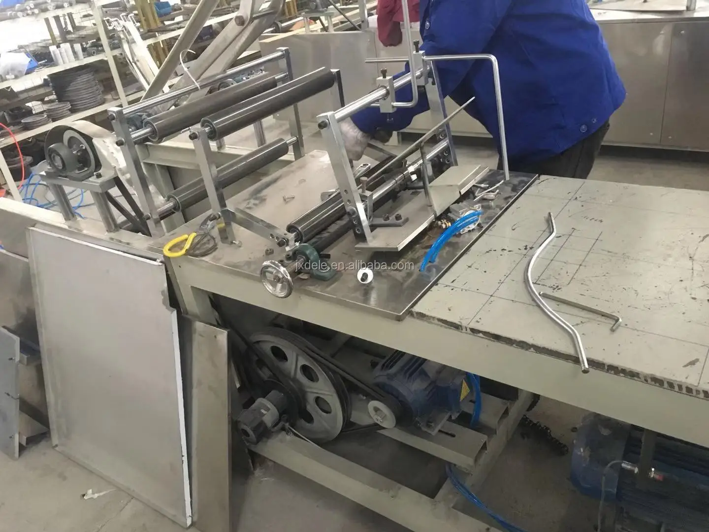 Disposable Bed Sheet Folding Machine Quilt Cover Folding Machine Pillow