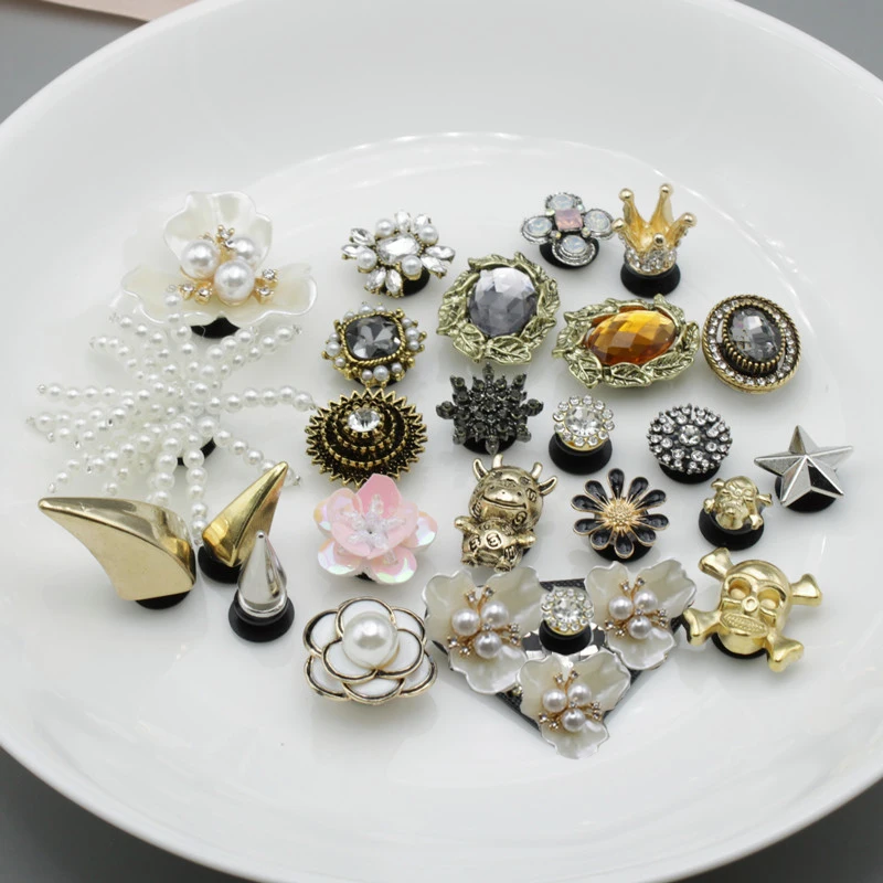 

Luxury Croc Charms DIY Shoes Decorations Metal Rivet Rhinestone Croc Charms Crown Skull with Quality Make Your Shoes Unique