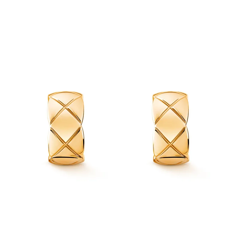 

European Minimalist Tiny C Shaped Gold Hoop Earrings Textured Carved Engraved C Shaped Chunky Quilted Men Stud Earrings