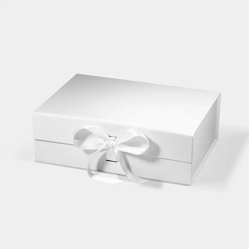 

Low MOQ luxury plain white magnetic closure lid cardboard gift hamper boxes with ribbon