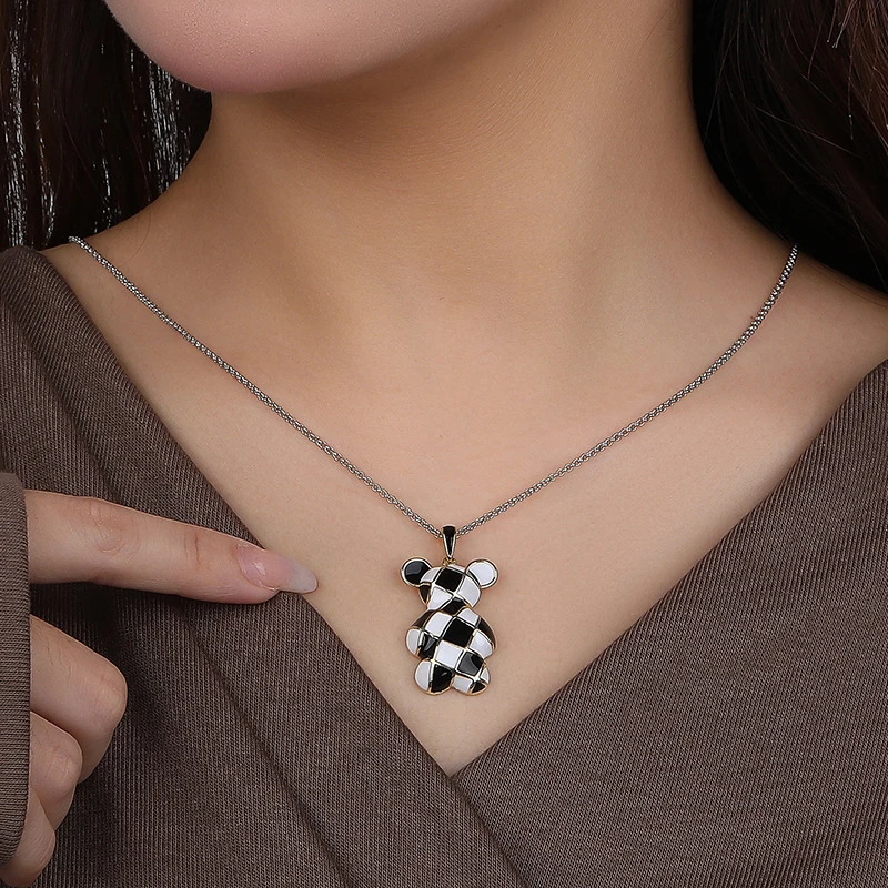 

2022 New Fashion S925 Sterling Silver Fine Jewelry Black and White Checkerboard Pattern Bear Pendant Necklace