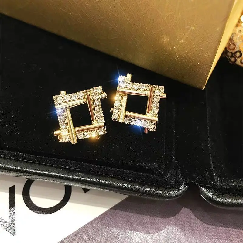 

New Trendy Earrings With Diamonds Exquisite Simplicity And Fashion Super Flashing Diamond Hollow Stud Earrings