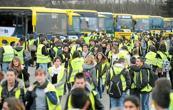 Should kids wear safety vests for road safety on their way to school as in Europe