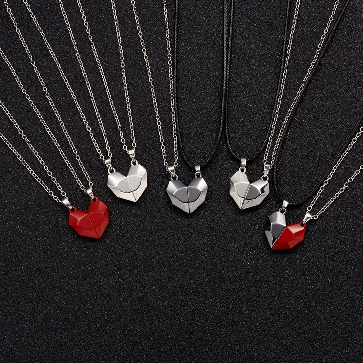 

Hot Selling Magnetic Necklace Black + White Wishing Stone Couple Splicing Magnetic Love Necklace Two Packs