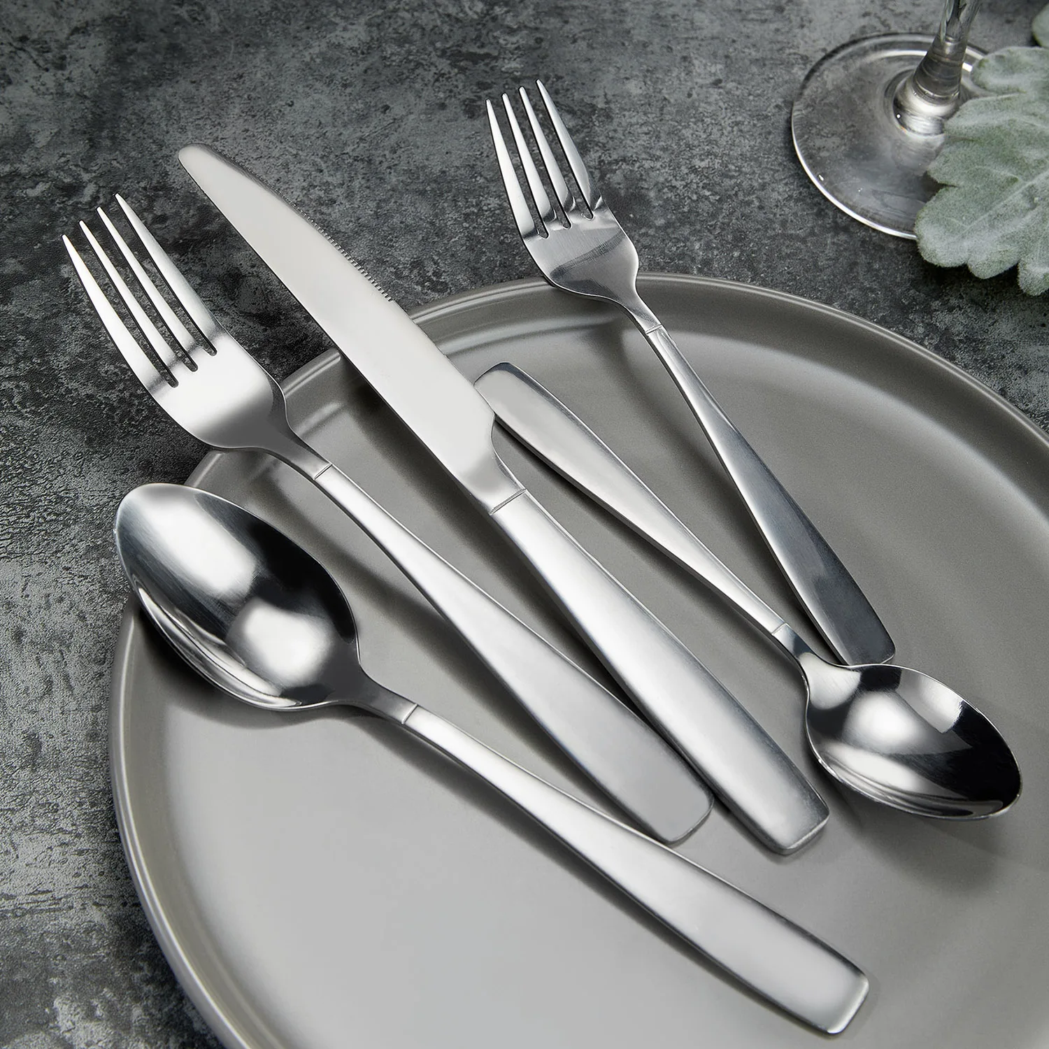 

guangzhou cutlery restaurant breakfast forks and spoons 5pcs silver flatware set gold stainless steel spoon