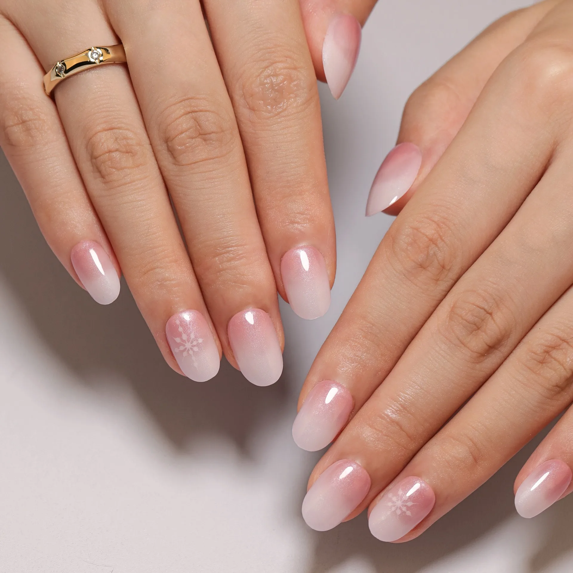 24 Pcs Wholesale Christmas French Pink-to-White Gradient Minimalist Snowflake Nail Art Nail Tips Press on Nails Wholesale 3453
