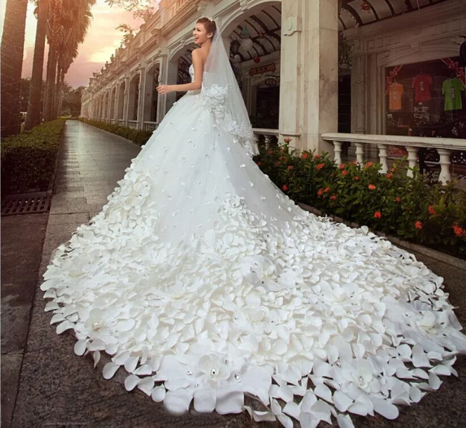 

Handmade petal crystal wedding dress 2020 new wedding dress bride tube top 3M long tail, White