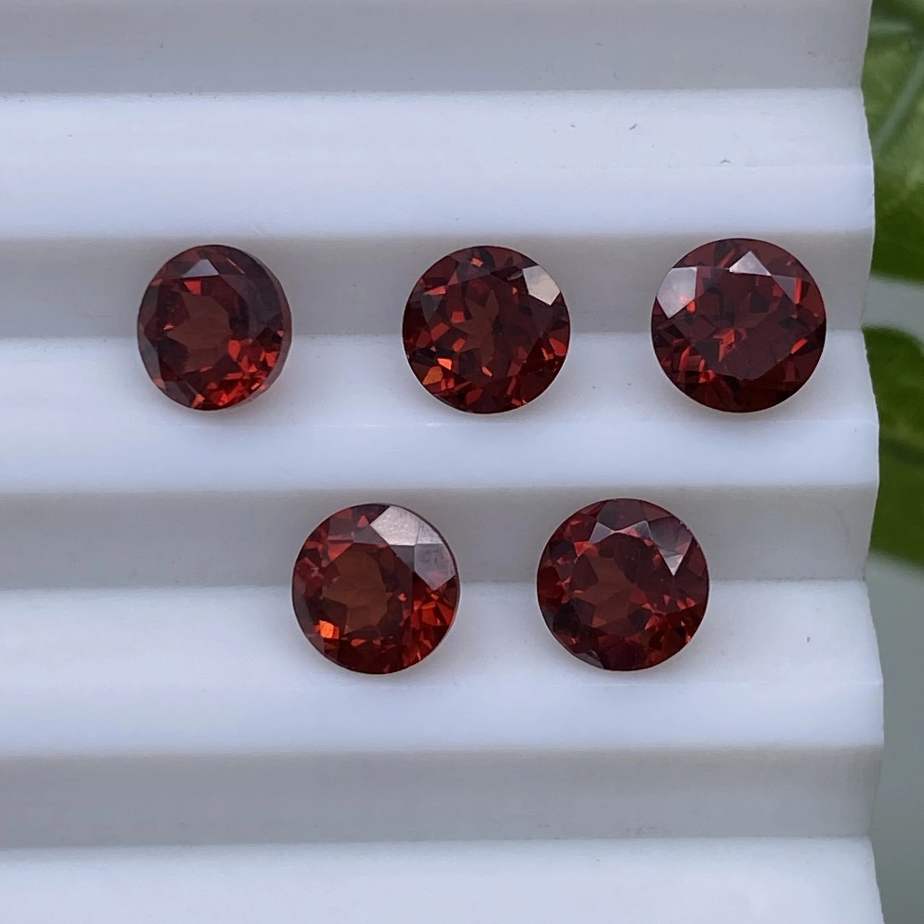 Round 4.0mm~8.0mm Good Quality Faceted  Natural Mozambique Garnet Crystal Stone Price Jewelry Setting Natural Garnet
