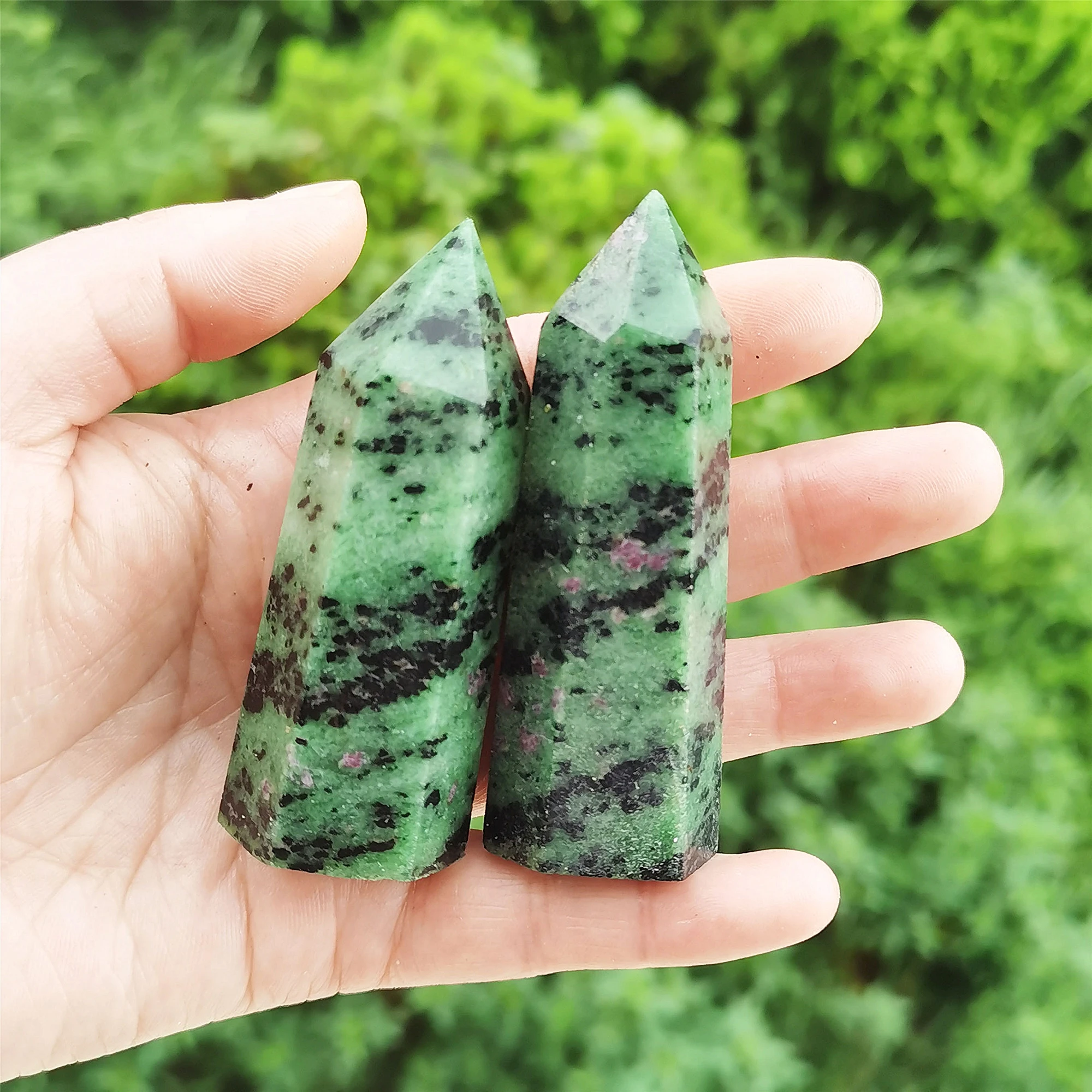 天然红色和绿色宝石矿物水晶石魔杖红宝石zoisite塔棱镜点装饰