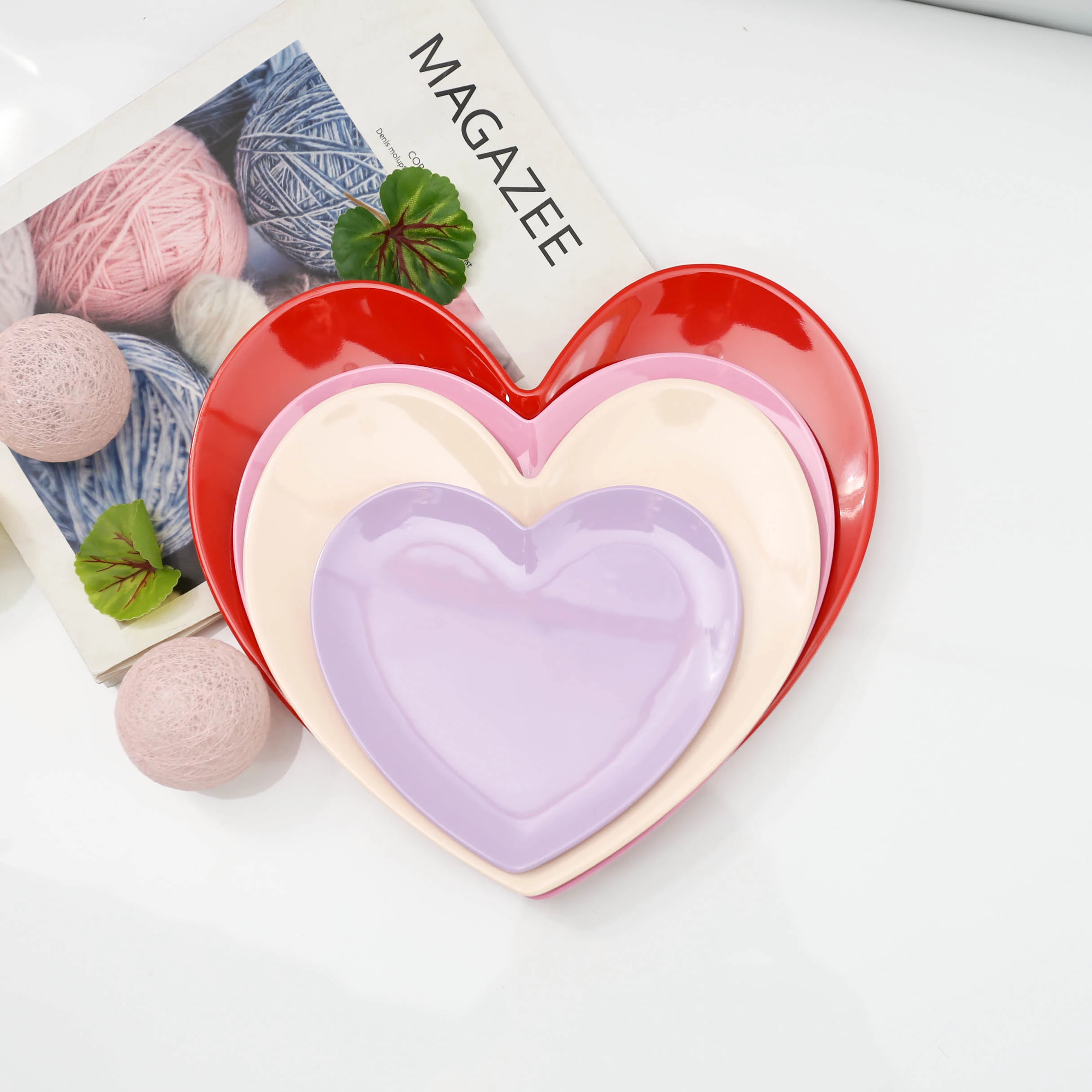 

Wholesale 11 Inch Red Melamine Heart Shaped Dinner Plate