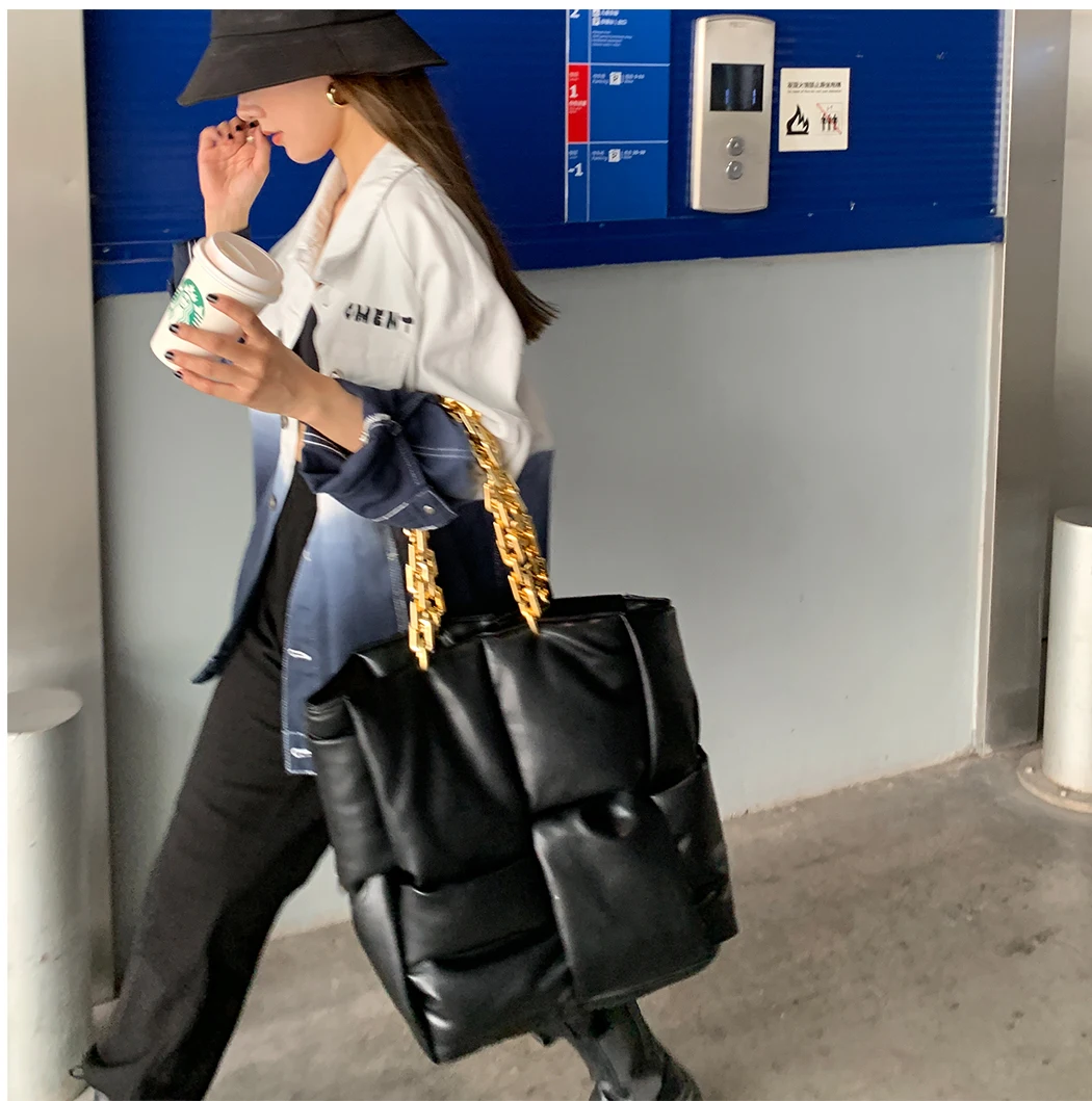 

New hot-selling women's bag online celebrity thick metal chains woven handbag large capacity underarm tote bag