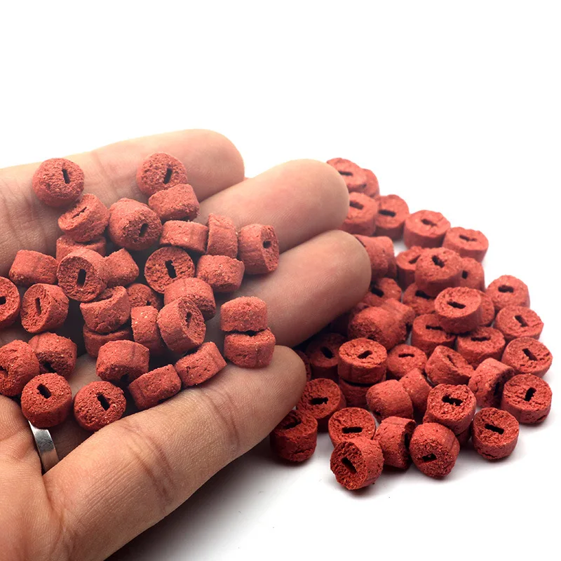 

100pcs/bag Red Carp Fishing Hollow Bait Grass Carp Baits Fishing Lure Formula Insect Particle Boilie Pellets Hook Up, Picture shows