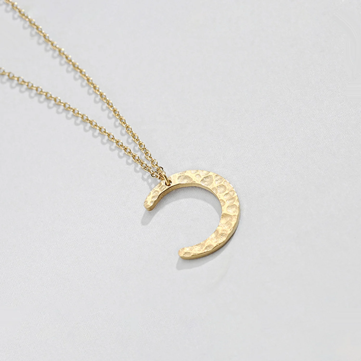 

eManco Minimalism Moon Pendant Necklace Horn Choker Link Chain Jewelry for Women Trendy Stainless Steel Necklace