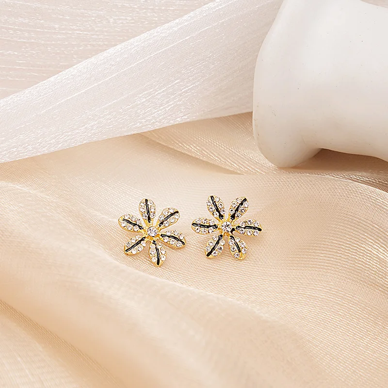 

New Arrival Hot Style Good Quality Personality Small Set Diamond Flowers Exquisite Versatile Retro Light Luxury Earrings Trendy