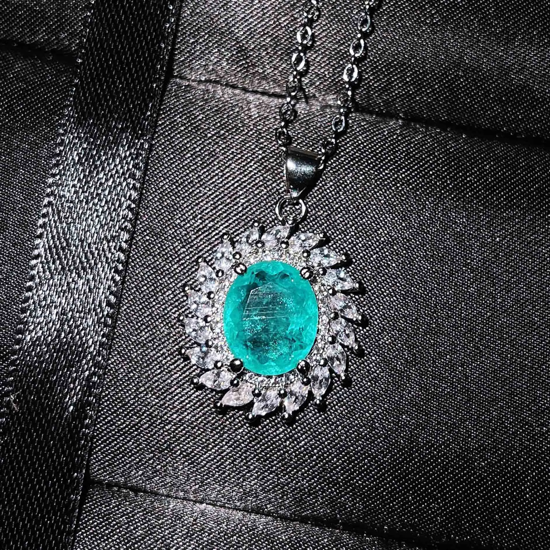 

Luxury Full Diamond Oval Blue Crystal Pendant Necklace Banquet Dress Necklace Women, Like picture