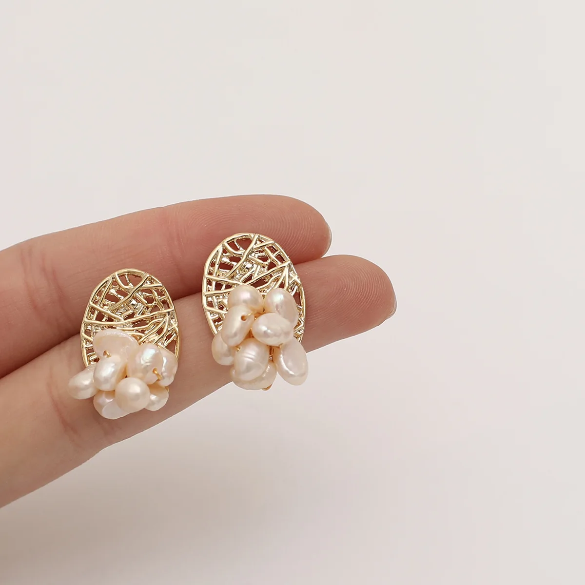 

INS New Style Baroque Freshwater Pearl Stud Earrings Geometric Gold Metal Pearl Cluster Drop Earrings for Party Jewelry