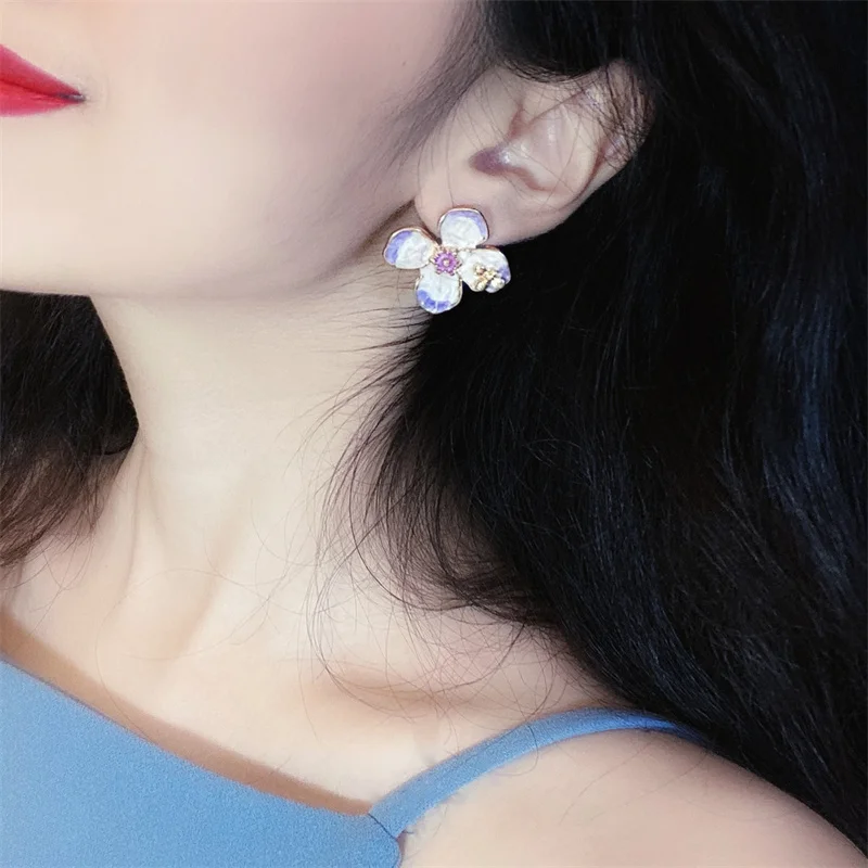 

2021 Hot Sale Small Bee Milk White Sweet Taro Purple Flower 925 Sterling Silver Stud Ear Clip Earrings for Women Girls, Pictures