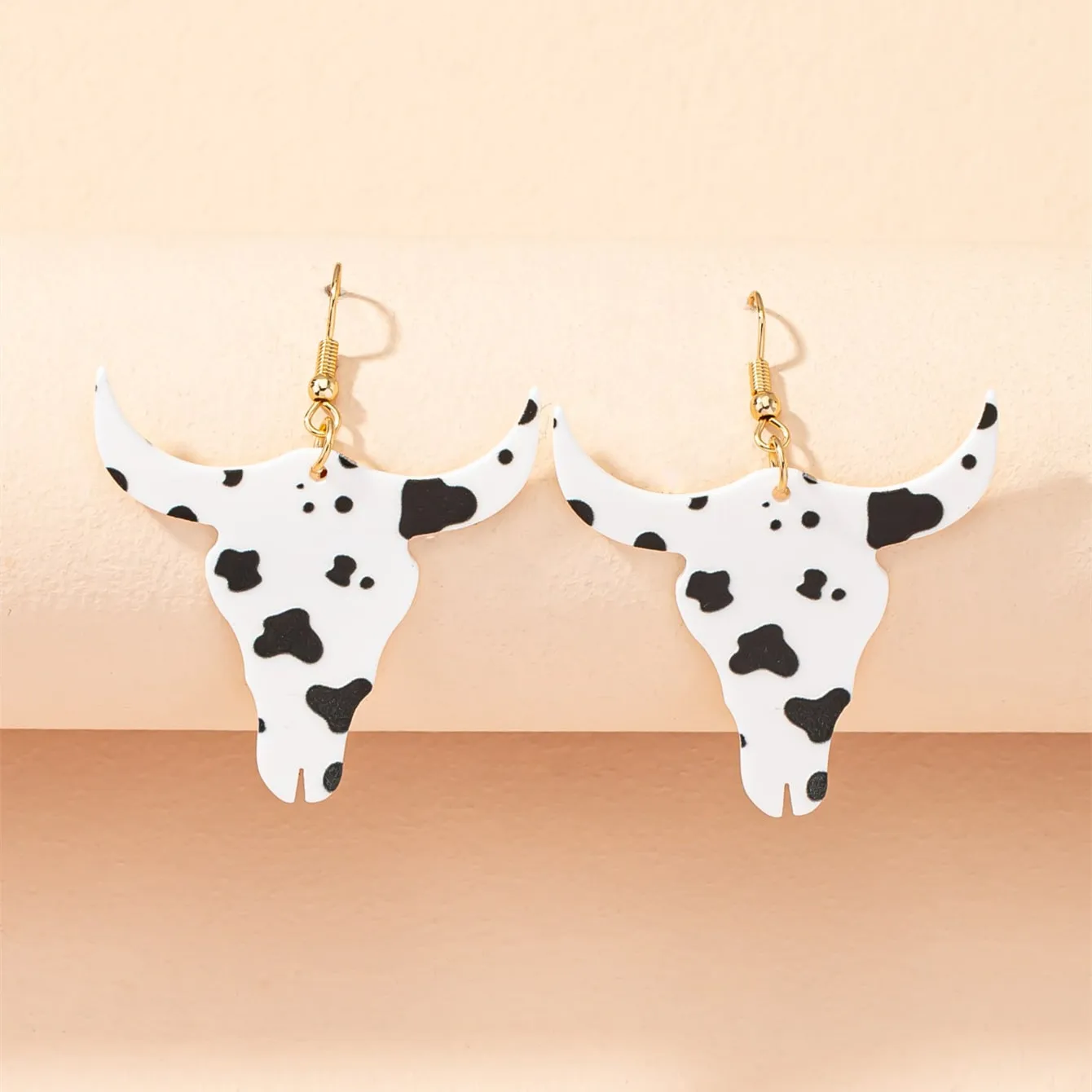 

Exaggerated double-sided black and white cow head earrings Creative design sense Acrylic earrings