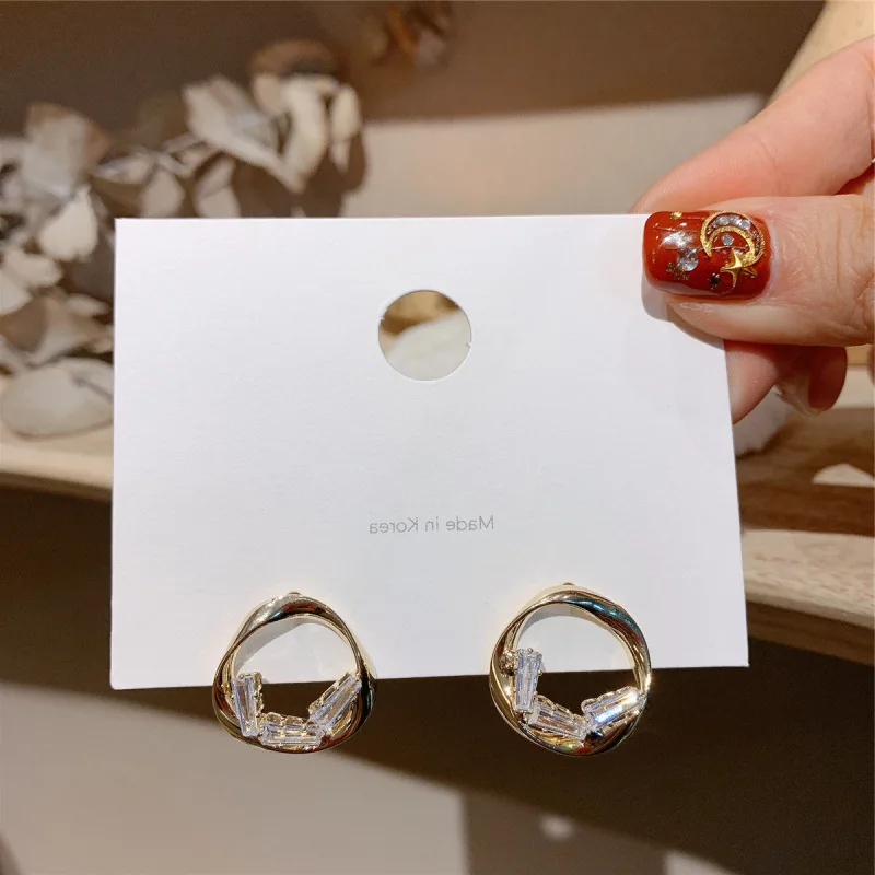 

2021 fashion trendy yiwu gold hollow earrings girls
