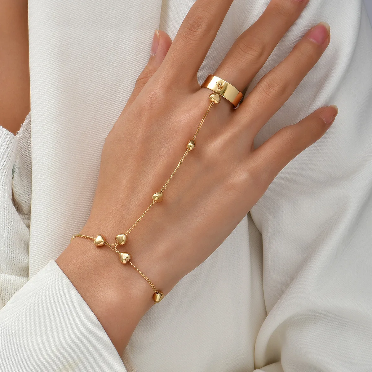 

Simple Heart Pendant Chain Bracelet Link Connected Gold Metal Wide Finger Ring Bracelets for Women Link Hand Harness Jewelry
