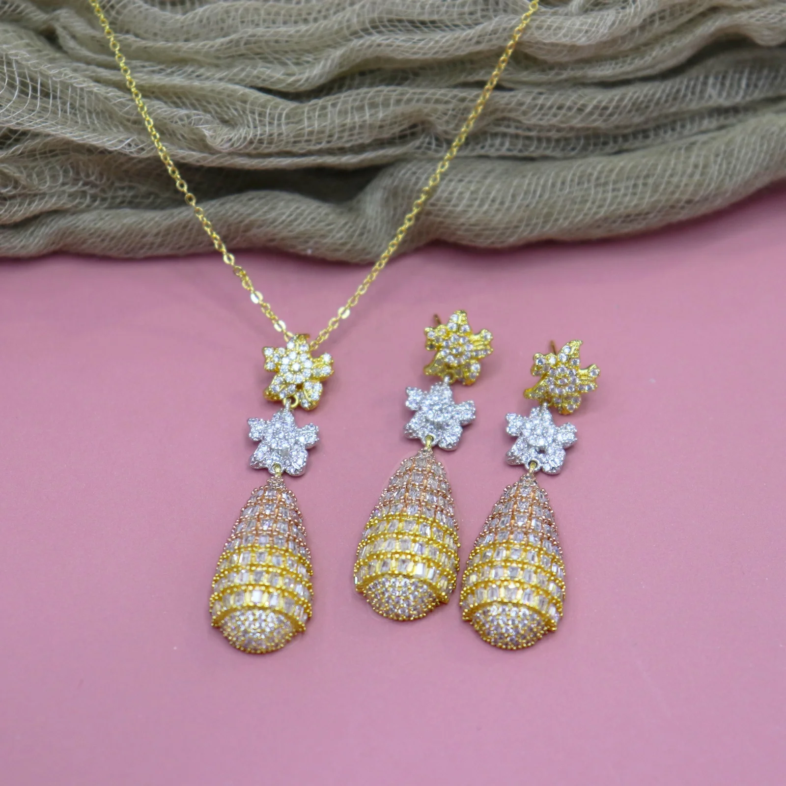 

Fashion Design Wedding Necklace and Earring Sets Water Drop Shaped Zircon Jewelry Set