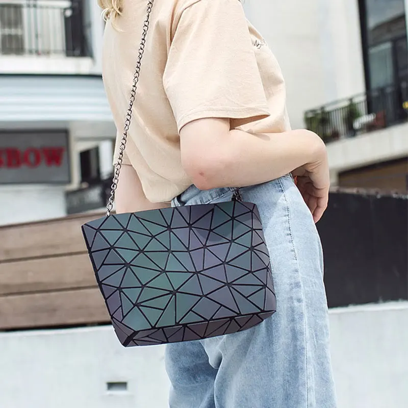 

2020 Hot Women Luminous Chain Shoulder Bag Geometric Pu Messenger Bag