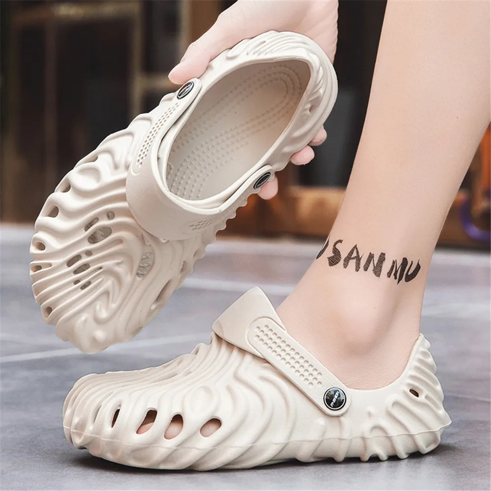 

TX New fingerprint hole shoes non-slip casual beach hole shoes men's sandals garden clogs shoes