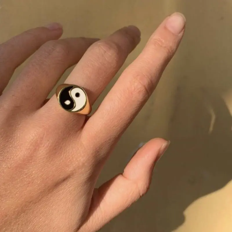 

2020 New Hot Korea Party Jewelry Gift For Women Girls Chic Yin Yang Carved Enamel Rings Cute Round Geometric Gold Plated Rings, Gold ,silver color