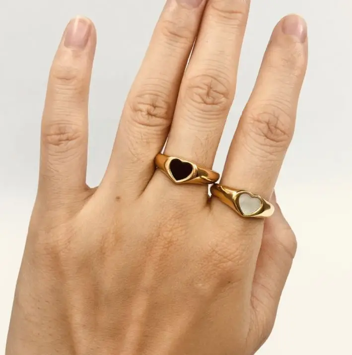 

VicAral Fashion Simple Black Enamel Color Shell Love Ring Gold Plated Vintage Love Heart Shaped Inlaid Shell Ring For Women