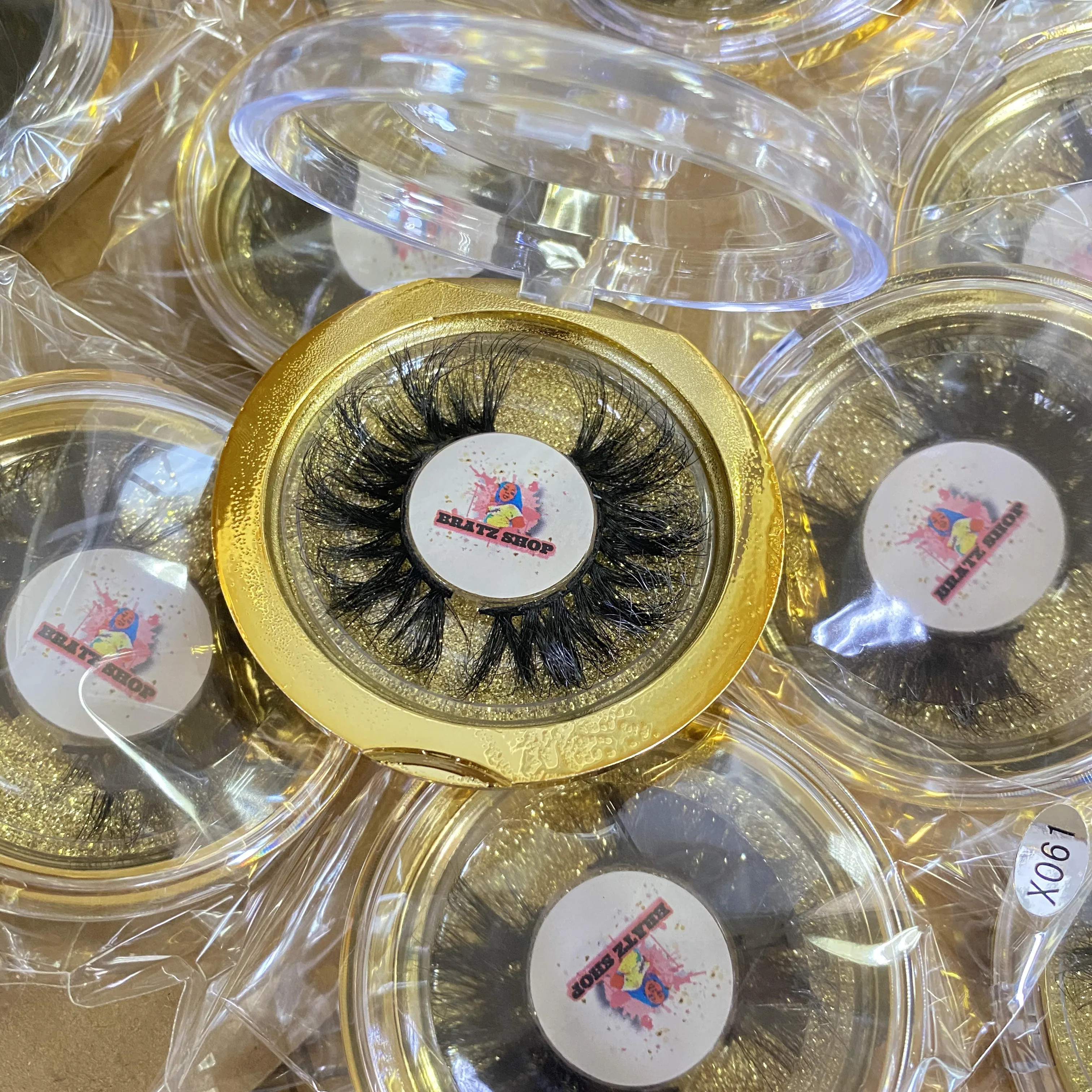 

wholesale 25mm lashbox packaging fluffy 3d mink eyelash vendor customized logo glitter acrylic round gold lash boxes case, Natural black
