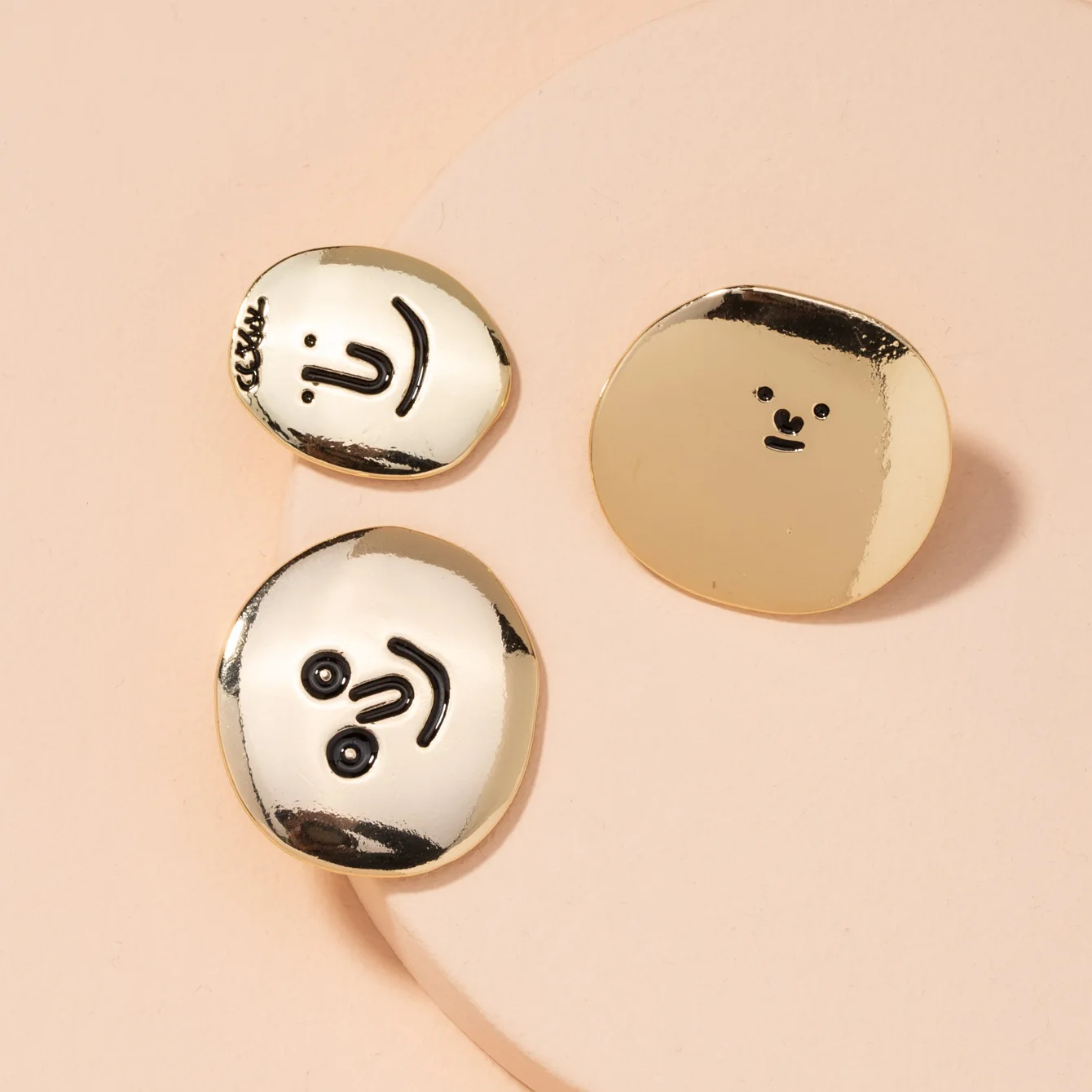 

Autumn and winter earrings female European and American retro fashion personality side metal smiley earrings set earrings