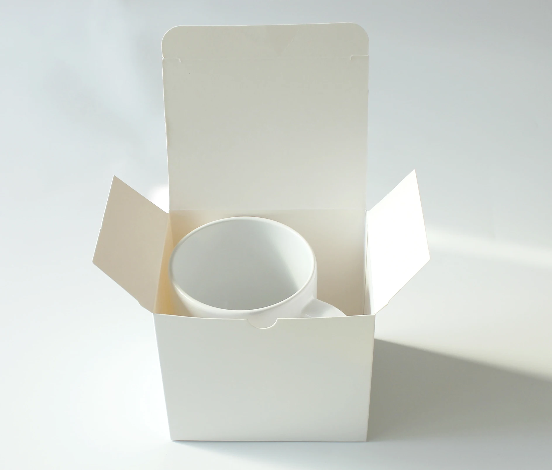 

Custom Mug Packaging Box White Cardboard Creative Color Box Gift Box for 11 oz Cup