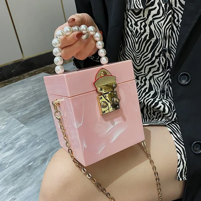 

Drop Shipping Retro dinner box patent leather bag female mini pearl portable cosmetic bag casual box handbag tide shoulder bag, White pink red