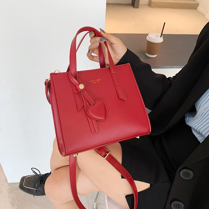 

2021 New Fashion Simple Texture Retro Messenger Bag Hong Kong Style Ladies Bag Soft Summer Bag