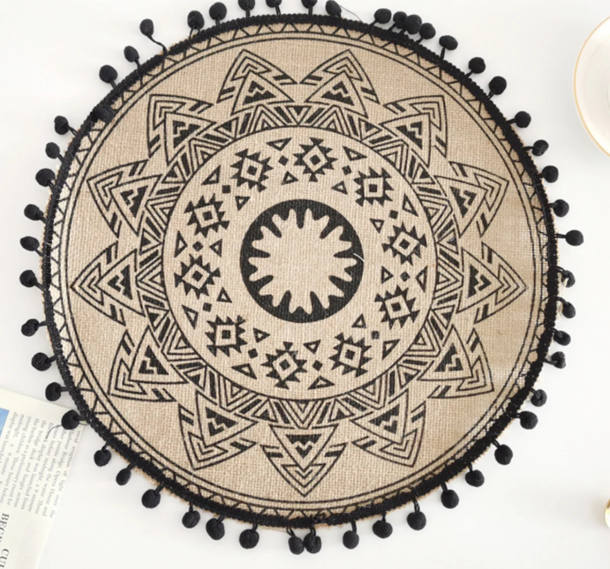 

2021 Hot sell environmental material round woven heat resistant printing jute place mat with pom pom