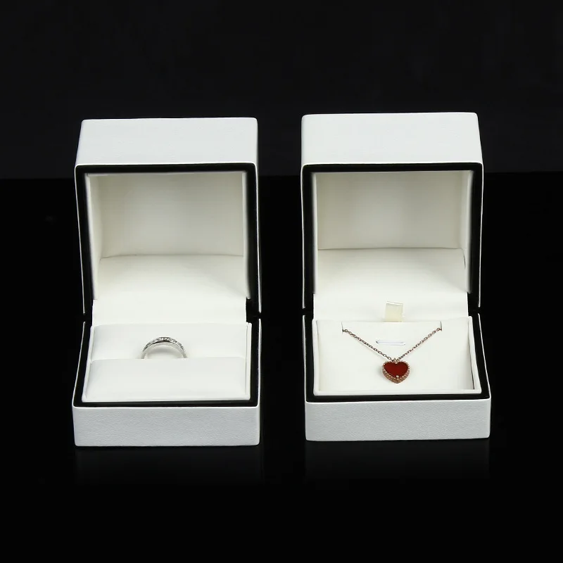 

Custom small fragrant wind PU white jewelry box ring pair ring necklace diamond ring jewelry box source manufacturers